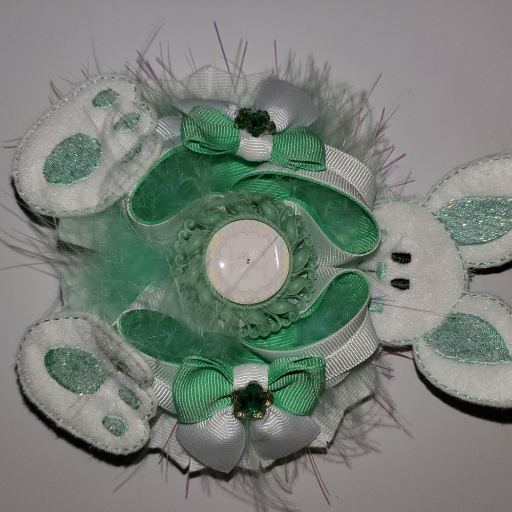Green easter clip